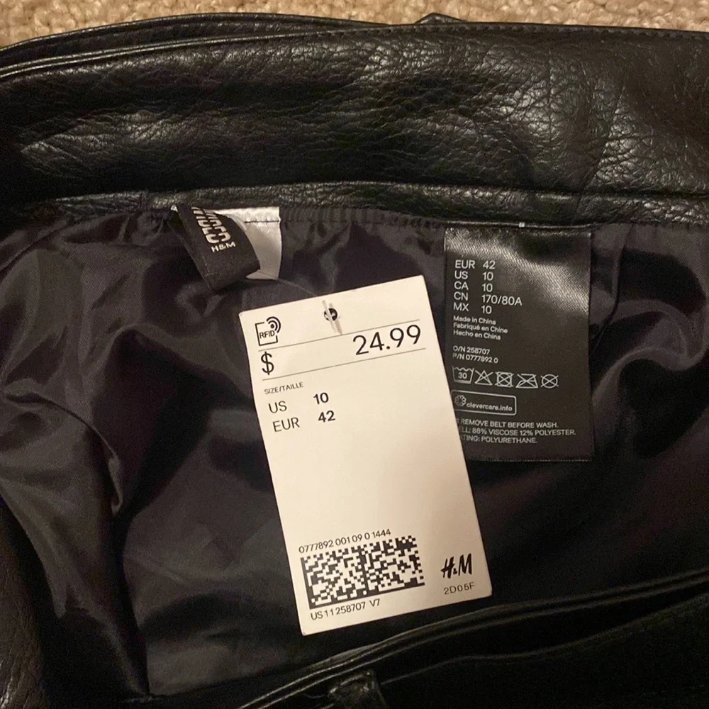 H&M black leather skirt with a belt - Picture 3 of 3